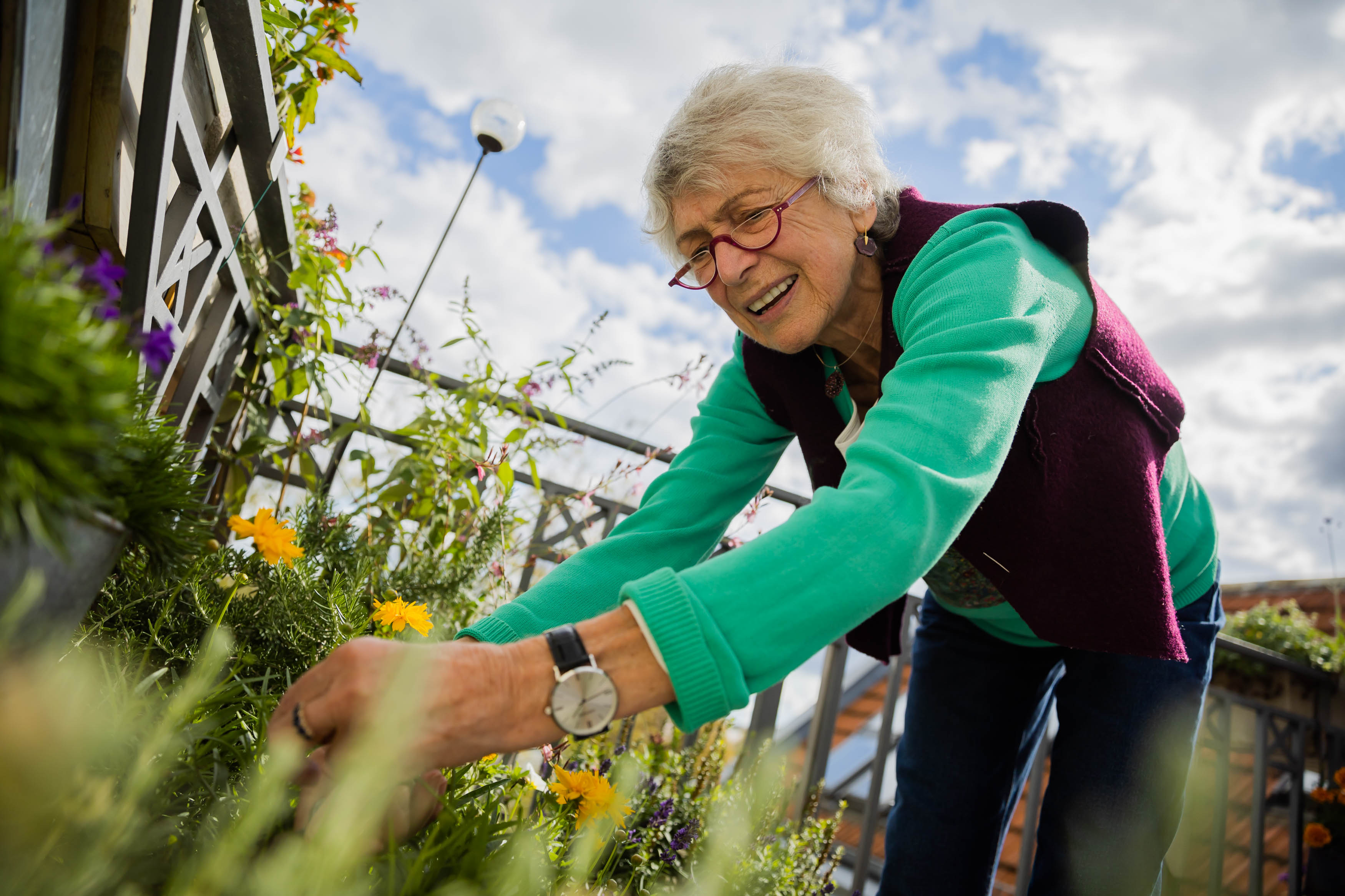 Das Foto zeigt eine &auml;ltere Frau bei der Gartenarbeit. Deutsches Zentrum f&uuml;r Altersfragen/Christoph Soeder