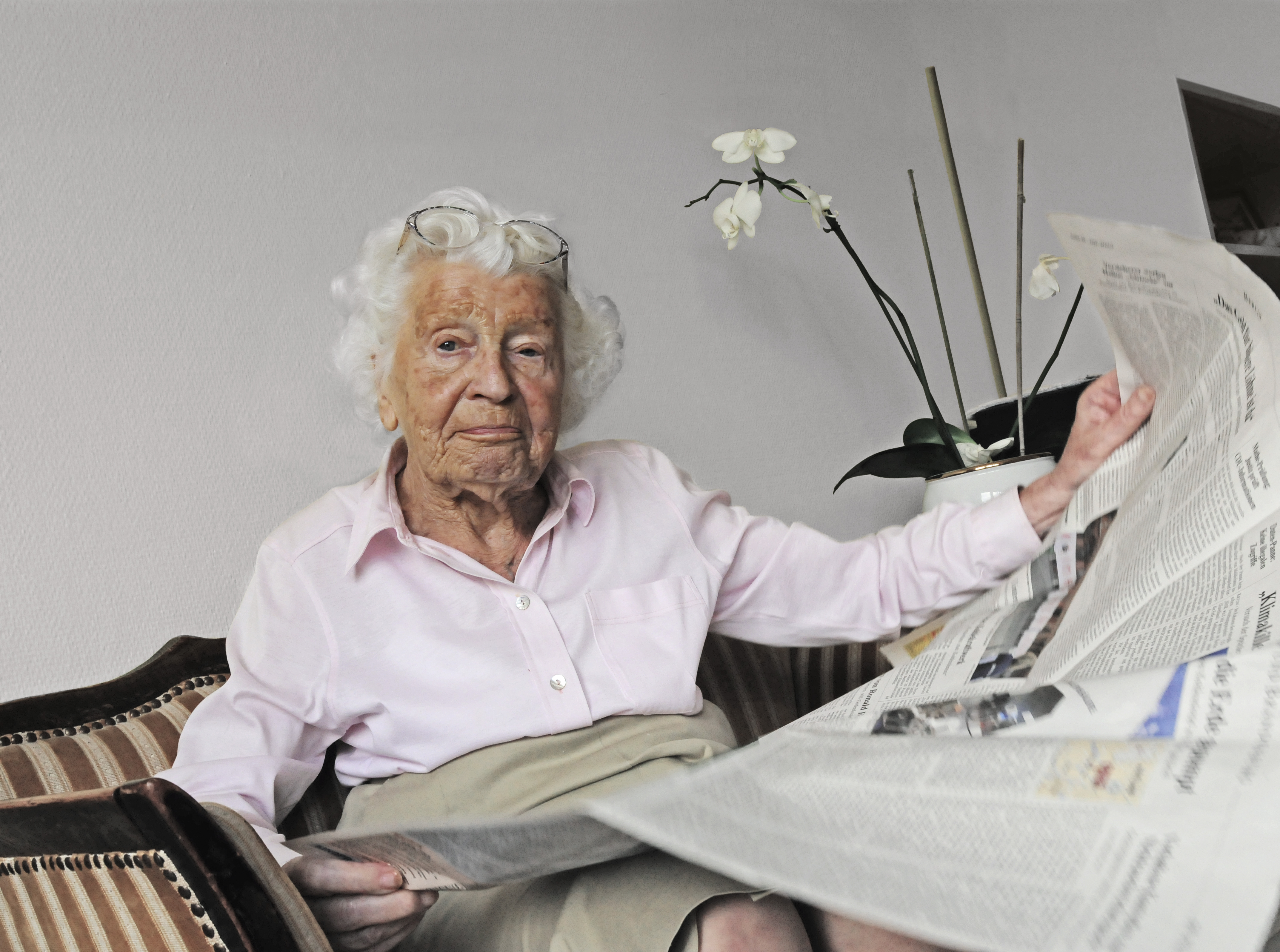 Das Foto zeigt eine &auml;ltere Frau beim Zeitunglesen. Copyright: Konzept und Bild/Cathrin Bach