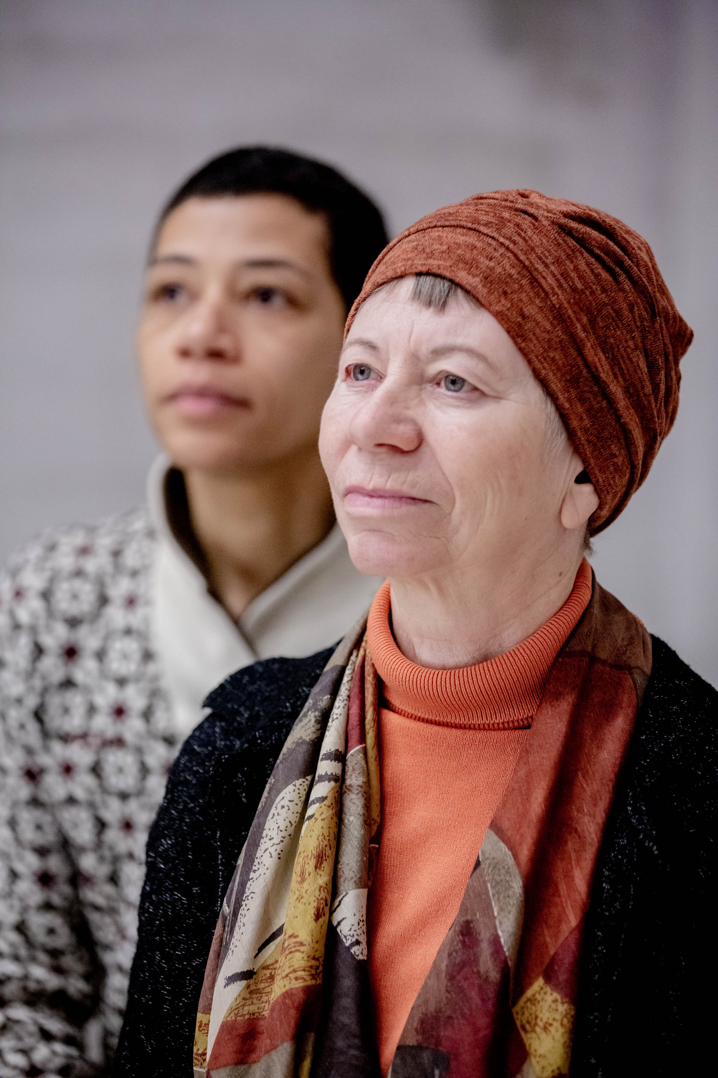 Das Foto zeigt zwei Frauen unterschiedlichen Alters in Betrachtung eines Gegenstands au&szlig;erhalb des Bildes. Deutsches Zentrum f&uuml;r Altersfragen/Christoph Soeder