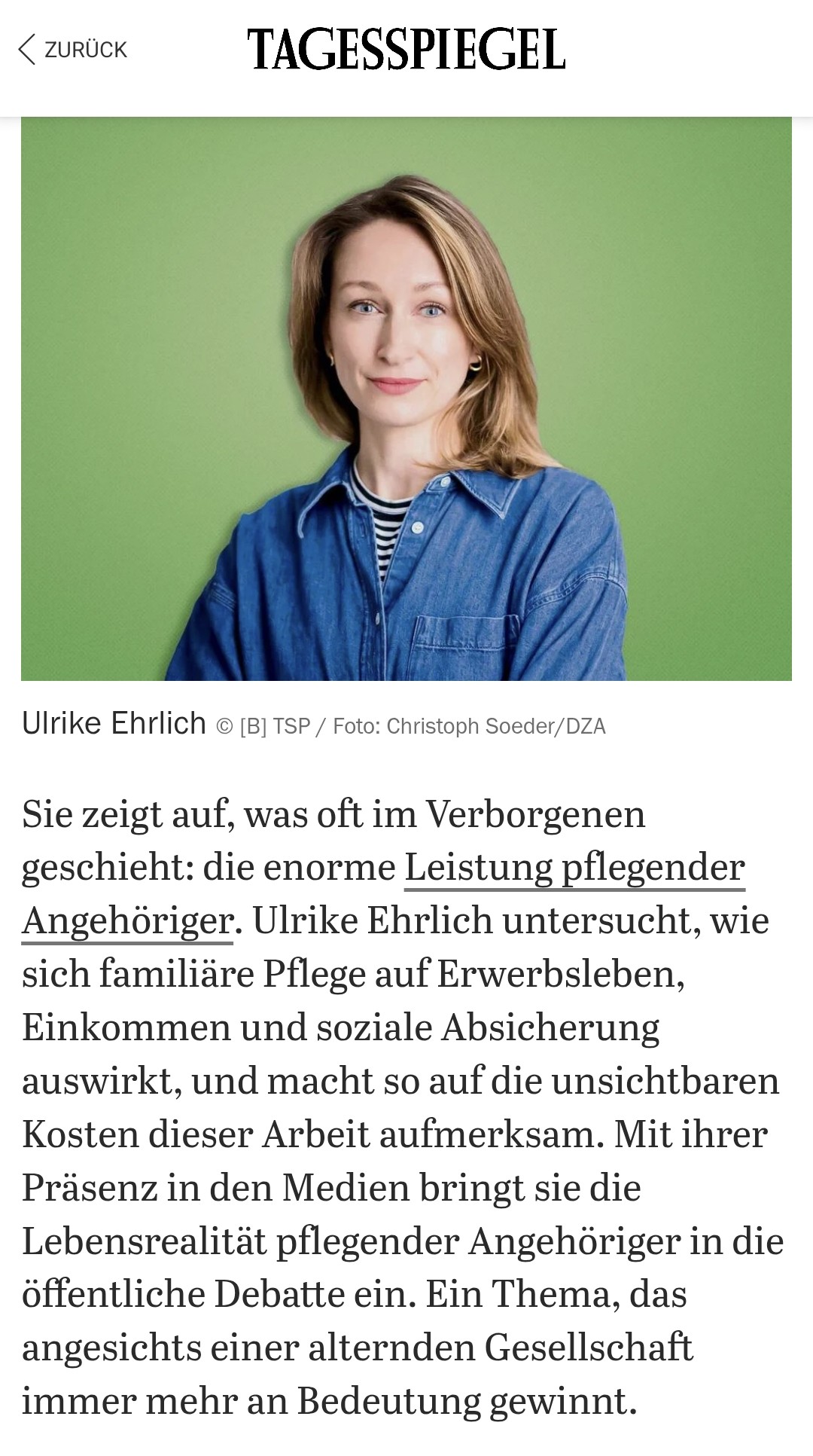 Zu sehen ist ein Portr&auml;tfoto von Ulrike Ehrlich. darunter steht der Text: &bdquo;"Ulrike Ehrlich, Deutsches Zentrum f&uuml;r Altersfragen Sie zeigt auf, was oft im Verborgenen geschieht: die enorme Leistung pflegender Angeh&ouml;riger. Ulrike Ehrlich untersucht, wie sich famili&auml;re Pflege auf Erwerbsleben, Einkommen und soziale Absicherung auswirkt, und macht so auf die unsichtbaren Kosten dieser Arbeit aufmerksam. Mit ihrer Pr&auml;senz in den Medien bringt sie die Lebensrealit&auml;t pflegender Angeh&ouml;riger in die &ouml;ffentliche Debatte ein."