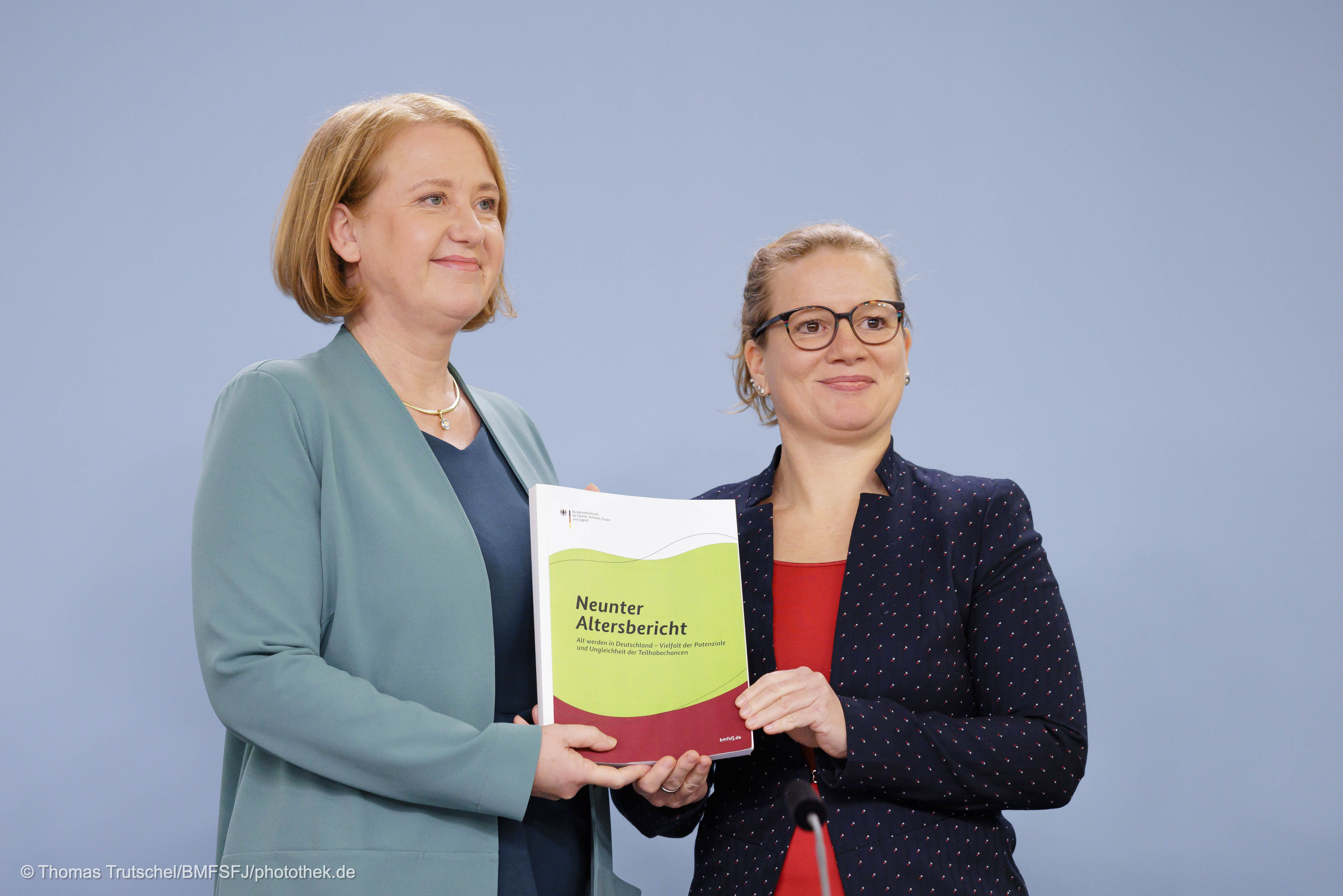 Das Foto zeigt die Familienministerin Lisa Paus und Martina Brandt, Vorsitzende der Neunten Altersberichtkommission, die den Neunten Altersbericht übrgibt